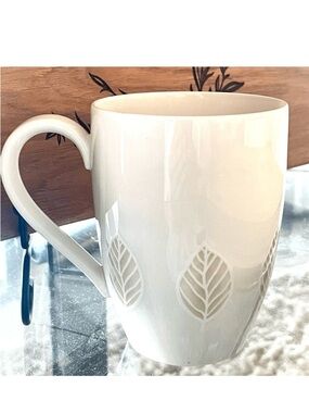 New Gorgeous Villeroy & Boch Discontinued City Park Tan leaf Ivory 4” tall Mug